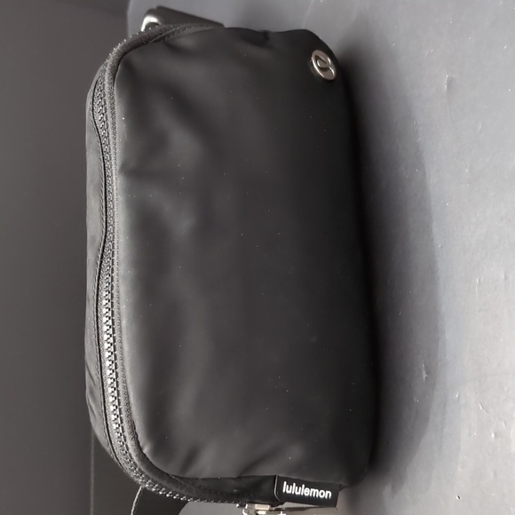 Lululemon Athletica Everywhere Woman's Belt Bag, Black. - Picture 2 of 11